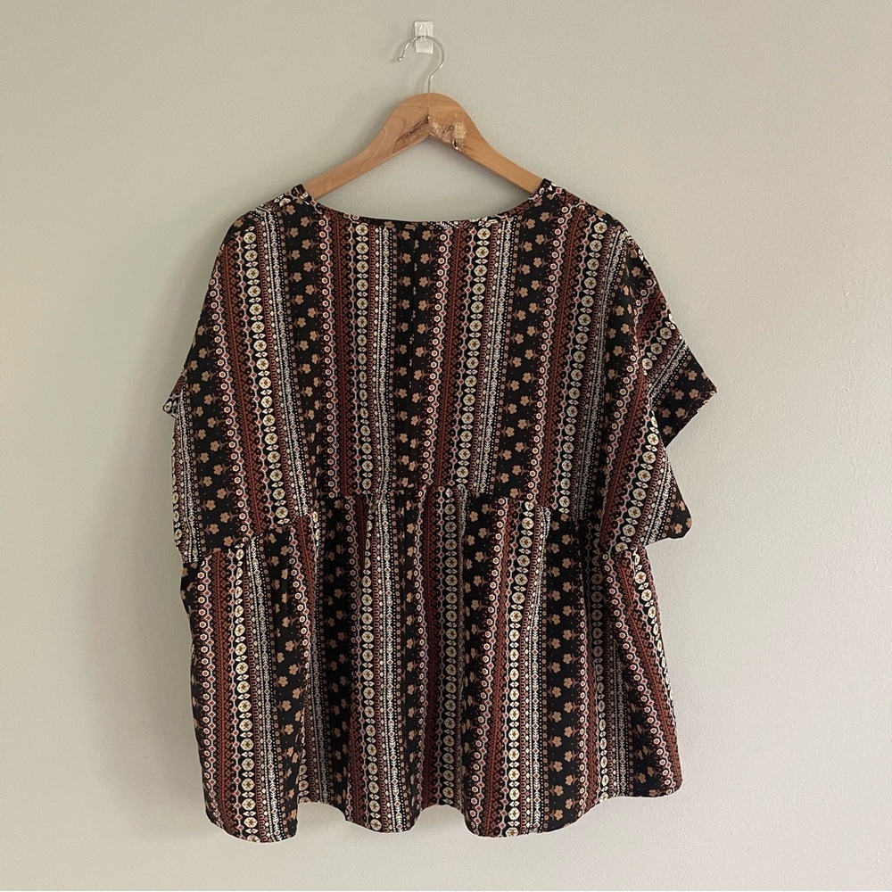 Black and White Ruffled Short Sleeve Blouse - Picture 6 of 10